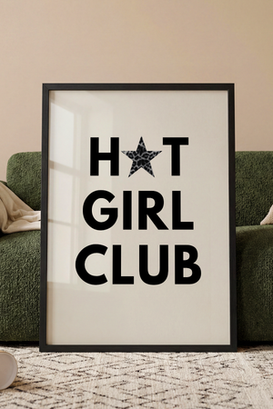 Typografisk plakat med teksten Hot Girl Club og leopardmønstret stjerne
