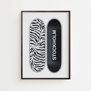 Moderne plakat med to skateboards i sort hvid og zebramønster
