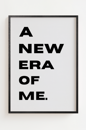 Typografisk plakat med teksten A New Era Of Me i sort hvidt design
