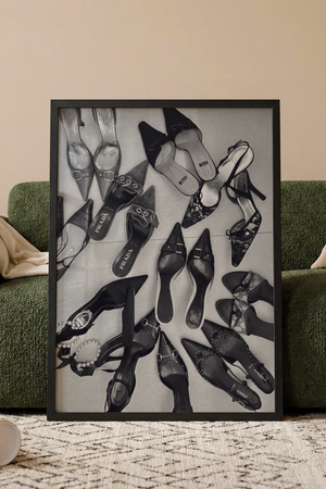Sort hvid modeplakat med eksklusive designersko arrangeret på gulv
