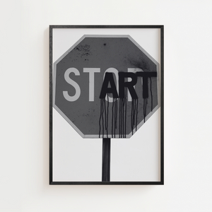 Sort hvid plakat med stopskilt hvor ordet START er spraymalet med graffiti
