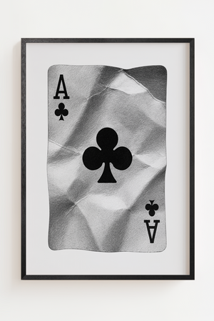 Sort hvid plakat med klør es spillekort i minimalistisk design
