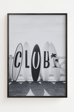 Sort hvid surferplakat med surfboards og beach club inspireret motiv
