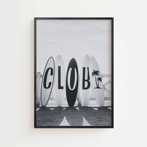 Sort hvid surferplakat med surfboards og beach club inspireret motiv
