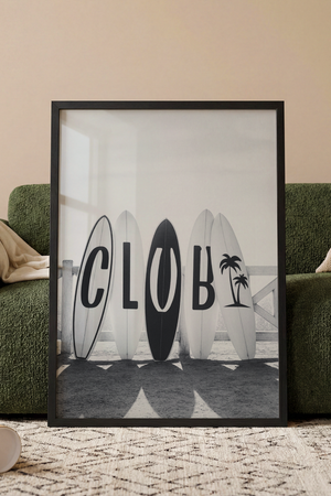 Sort hvid surferplakat med surfboards og beach club inspireret motiv
