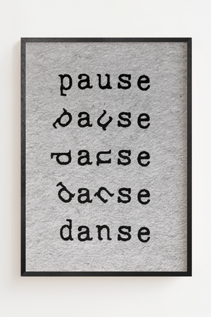 Minimalistisk typografiplakat hvor ordet "pause" gradvist bliver til "danse"
