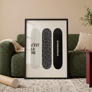 Sort-hvid plakat med tre moderne skateboard decks i minimalistisk design.