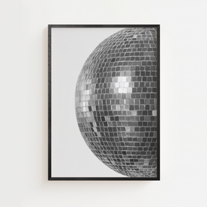 Sort-hvid plakat med nærbillede af en minimalistisk diskokugle.