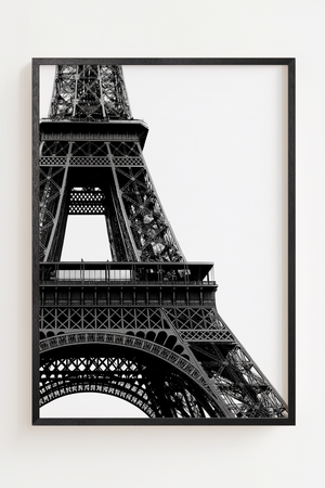 Sort hvid plakat med Eiffeltårnet fotograferet nedefra i Paris