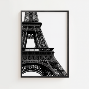 Sort hvid plakat med Eiffeltårnet fotograferet nedefra i Paris