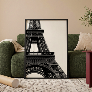 Sort hvid plakat med Eiffeltårnet fotograferet nedefra i Paris