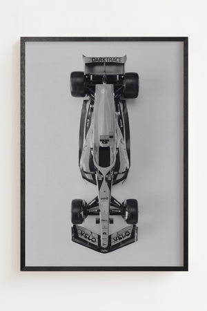 Sort-hvid plakat med Formel 1-racerbil set ovenfra.