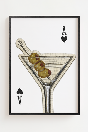 Cocktail plakat med martiniglas, oliven og es i hjerter-design.