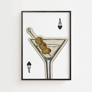 Cocktail plakat med martiniglas, oliven og es i hjerter-design.