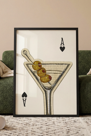 Cocktail plakat med martiniglas, oliven og es i hjerter-design.