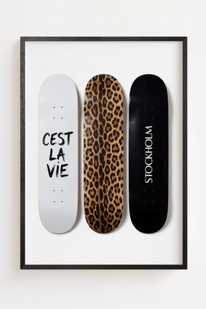 Moderne plakat med tre skateboards i hvid, leopardmønster og sort design.