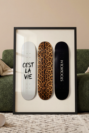 Moderne plakat med tre skateboards i hvid, leopardmønster og sort design.