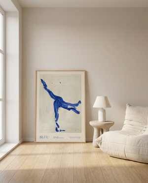 Bring dynamik og kunstnerisk energi ind i dit hjem med Abstract Bleu Plakat. Motivet er skabt af kraftfulde blå penselstrøg,