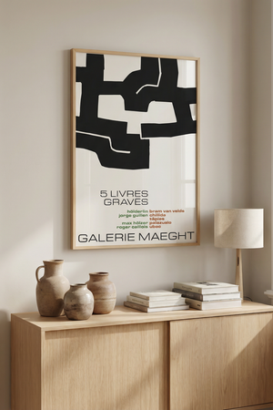 Galerie Maeght 5 Livres plakaten er en tidløs hyldest til klassisk kunst og design. Plakaten er inspireret af den berømte kunstinstitution Galerie Maeght og prydes af elegante detaljer, der fremhæver kunstens dybde og skønhed.