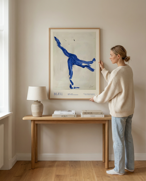 Bring dynamik og kunstnerisk energi ind i dit hjem med Abstract Bleu Plakat. Motivet er skabt af kraftfulde blå penselstrøg,