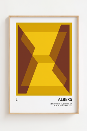 Denne Josef Albers plakat er et grafisk mesterværk med skarpe linjer og varme gule og brune nuancer.