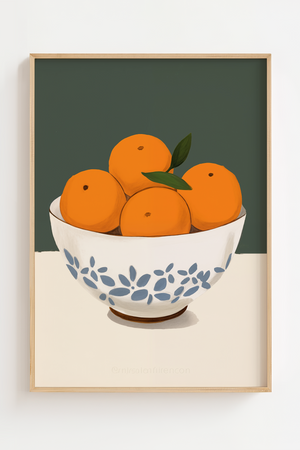 Illustrationsplakat med en hvid skål fyldt med appelsiner foran en mørkegrøn baggrund i et moderne, håndmalet udtryk.