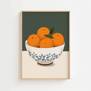 Illustrationsplakat med en hvid skål fyldt med appelsiner foran en mørkegrøn baggrund i et moderne, håndmalet udtryk.