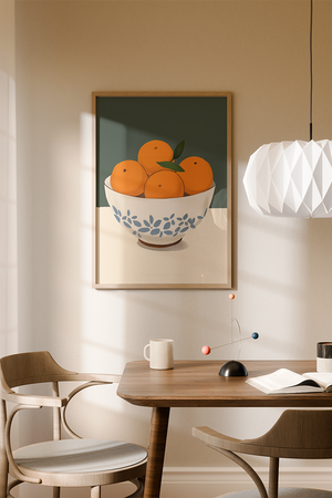 Illustrationsplakat med en hvid skål fyldt med appelsiner foran en mørkegrøn baggrund i et moderne, håndmalet udtryk.