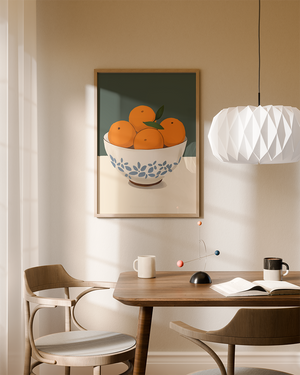 Illustrationsplakat med en hvid skål fyldt med appelsiner foran en mørkegrøn baggrund i et moderne, håndmalet udtryk.