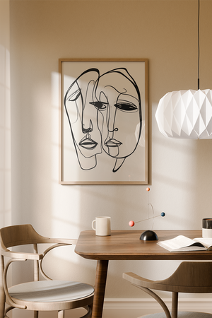 Line art plakat med to abstrakte ansigter tegnet i sorte, flydende streger på en hvid baggrund i et minimalistisk udtryk.