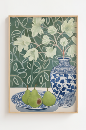 Illustrationsplakat med grønne pærer på et blåt fad og en dekorativ blå-hvid porcelænsvase med lyse blomster på grøn baggrund.