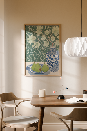 Illustrationsplakat med grønne pærer på et blåt fad og en dekorativ blå-hvid porcelænsvase med lyse blomster på grøn baggrund.