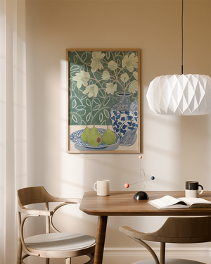 Illustrationsplakat med grønne pærer på et blåt fad og en dekorativ blå-hvid porcelænsvase med lyse blomster på grøn baggrund.