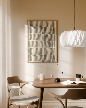 Illustrationsplakat med håndtegnede sorte lodrette linjer på lys baggrund i et minimalistisk og grafisk design.