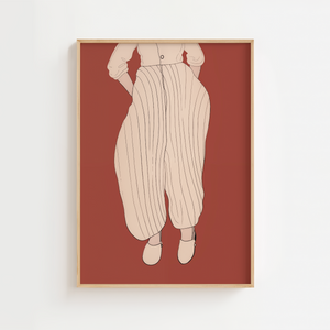 Illustrationsplakat med en stiliseret kvindefigur iført lyse, stribede bukser og hvid bluse på en varm terrakottafarvet baggrund.