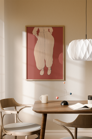Illustrationsplakat med en stiliseret kvindefigur iført lyse, stribede bukser og hvid bluse på en varm terrakottafarvet baggrund.