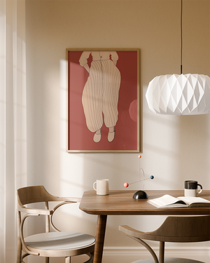 Illustrationsplakat med en stiliseret kvindefigur iført lyse, stribede bukser og hvid bluse på en varm terrakottafarvet baggrund.