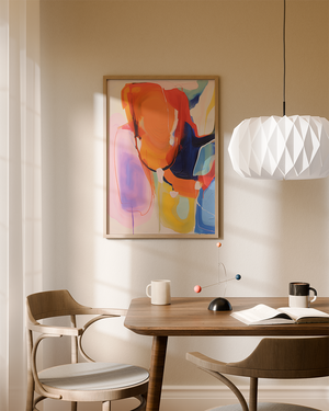 Illustrationsplakat med abstrakte penselstrøg i orange, blå, lilla og gule nuancer, der skaber et dynamisk og moderne kunstmotiv.