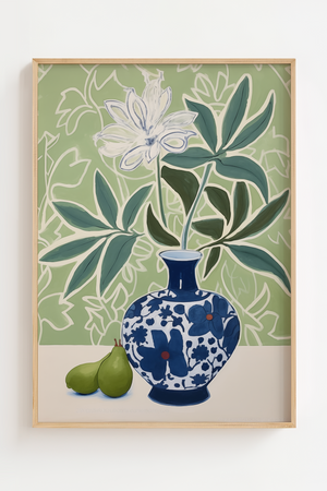 Illustrationsplakat med blå-hvid porcelænsvase, hvide blomster og grønne blade samt to pærer på en lys grøn baggrund med botaniske linjer.