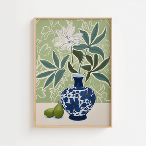 Illustrationsplakat med blå-hvid porcelænsvase, hvide blomster og grønne blade samt to pærer på en lys grøn baggrund med botaniske linjer.