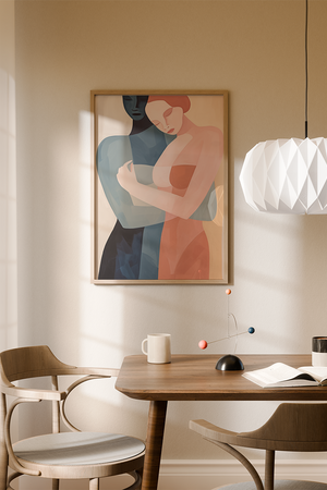 Illustrationsplakat med to stiliserede personer i en tæt omfavnelse, udført i bløde blå og rosa nuancer med et moderne kunstnerisk udtryk.