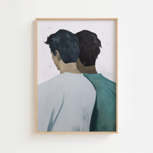 Illustrationsplakat med to personer set bagfra, stående tæt skulder ved skulder i bløde blå, grønne og neutrale nuancer.