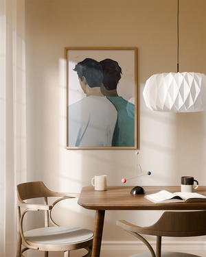 Illustrationsplakat med to personer set bagfra, stående tæt skulder ved skulder i bløde blå, grønne og neutrale nuancer.