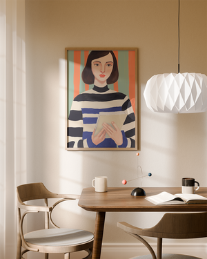 Illustrationsplakat med en stiliseret kvinde i sort- og blåstribet bluse, der holder en bog foran en baggrund med grønne og koralfarvede striber.