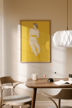 Illustrationsplakat med en stiliseret kvindefigur i lyse nuancer på en kraftig solgul baggrund med et minimalistisk og moderne udtryk.