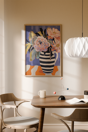 Illustrationsplakat med en sort-hvid stribet kande fyldt med farverige blomster foran en blå baggrund i et moderne, håndmalet udtryk.