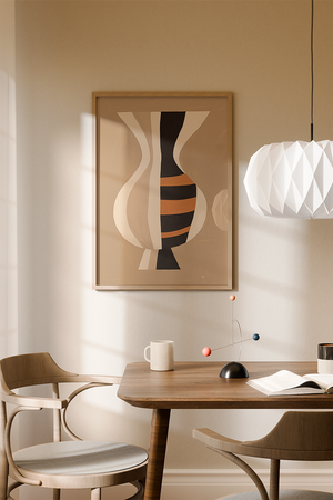 Illustrationsplakat med en abstrakt vase i creme, sort og terrakottafarvede former på en varm beige baggrund.