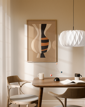 Illustrationsplakat med en abstrakt vase i creme, sort og terrakottafarvede former på en varm beige baggrund.