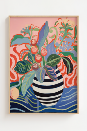 Illustrationsplakat med en sort-hvid stribet vase fyldt med farverige blomster og blade i blå, grønne, røde og rosa nuancer på en lyserød baggrund.