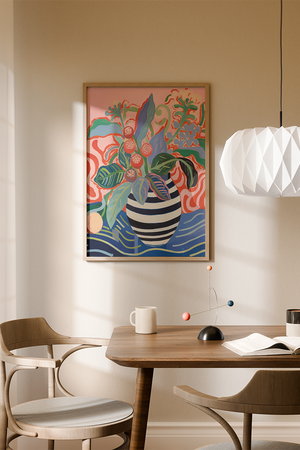 Illustrationsplakat med en sort-hvid stribet vase fyldt med farverige blomster og blade i blå, grønne, røde og rosa nuancer på en lyserød baggrund.